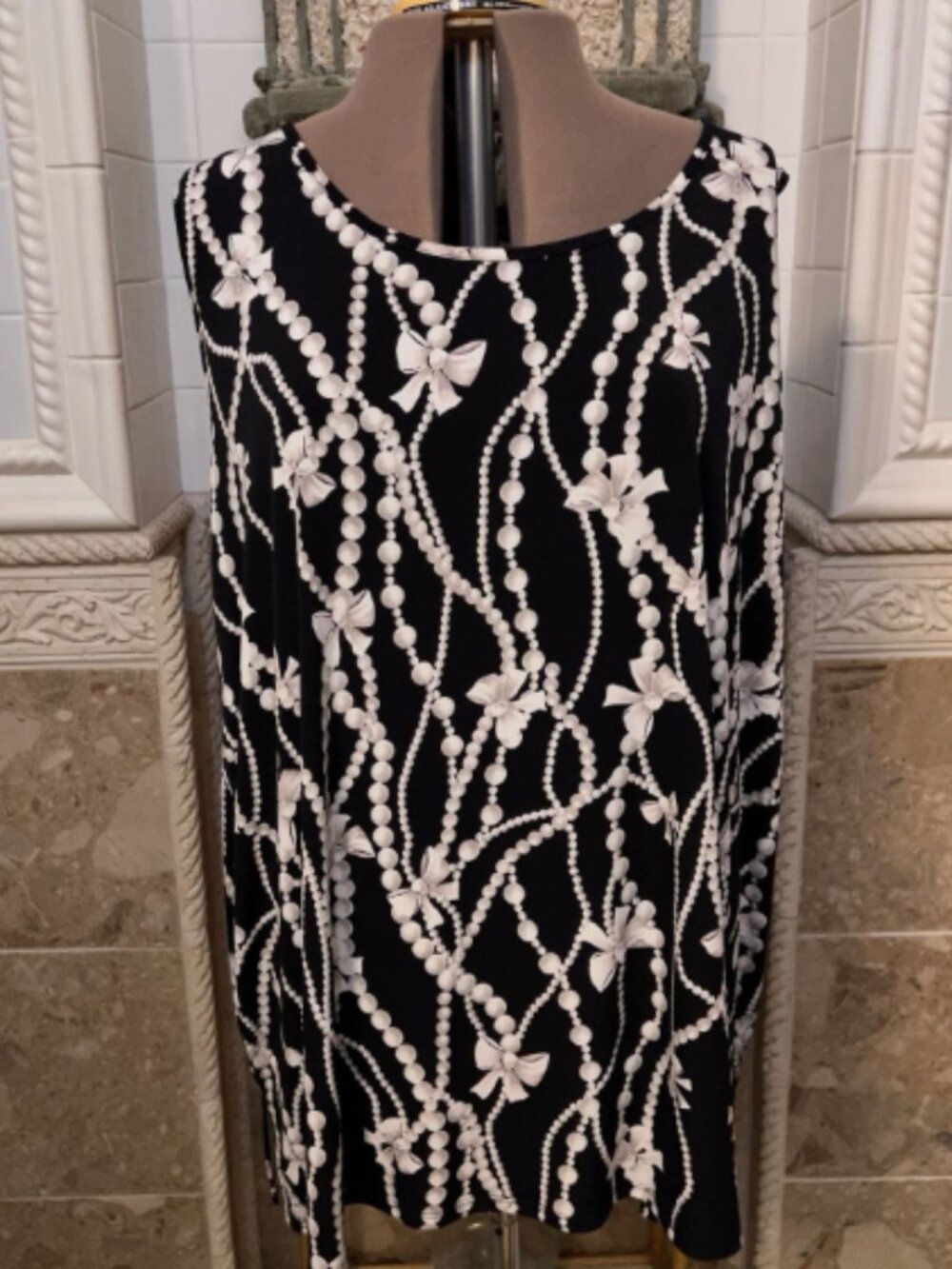 Maggie Barnes. Sz 4X. Black White Sleeveless Pullover. Stretch Scoop Neck B31